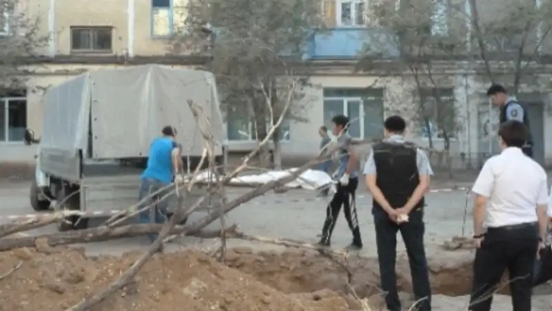 85-летняя старушка погибла в Актобе, упав в разрытую яму с трубами во дворе дома