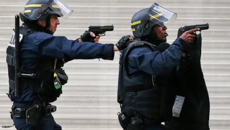 За 10 месяцев число радикалов среди французов возросло вдвое