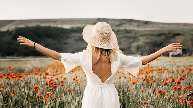 Стилист назвал модные платья для весны и лета