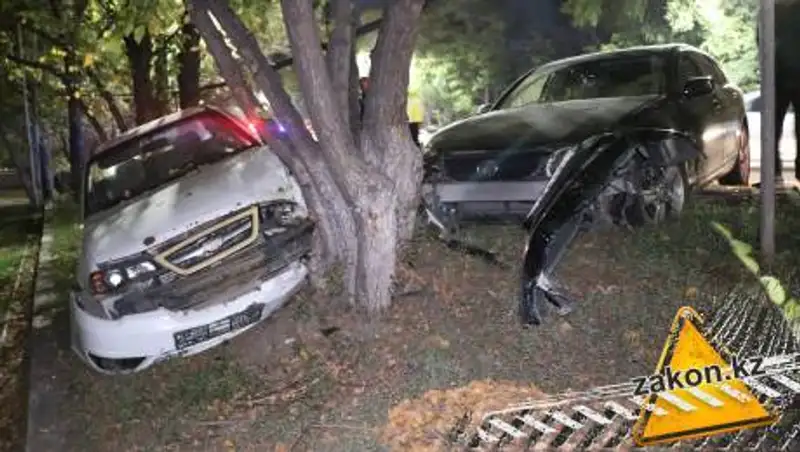 После столкновения Lexus и Nexia на пр. Аль-Фараби образовалась пробка