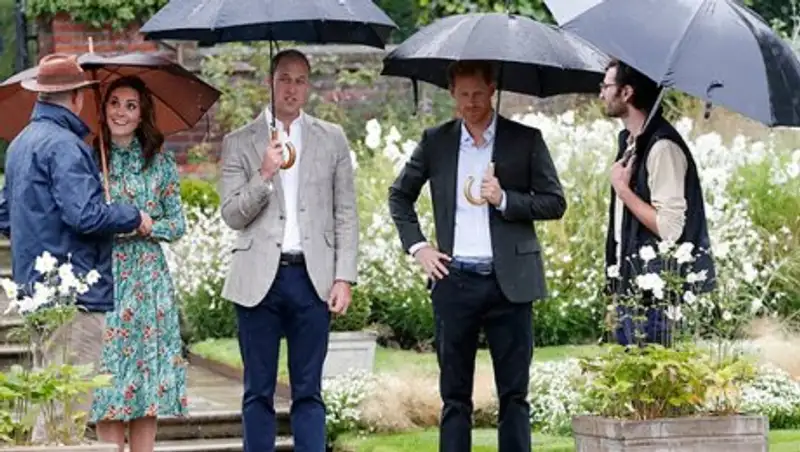 Сыновья принцессы Дианы почтили память матери в мемориальном саду