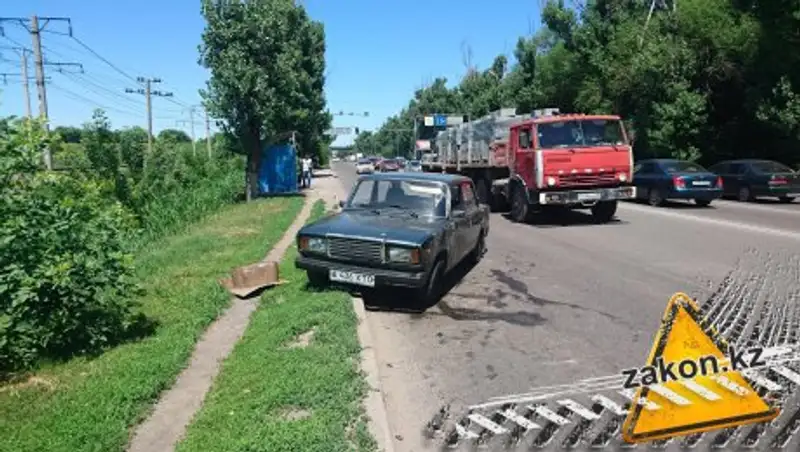 "Семерка" перевернулась в Алматы после наезда на канализационный люк