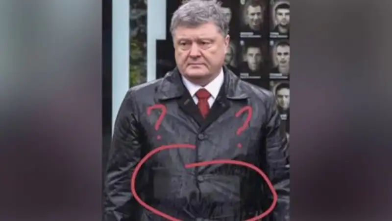 СМИ рассказали о непонятном предмете под плащом Порошенко