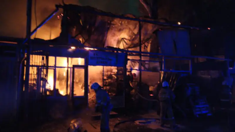 Склад лакокрасочных изделий горел в Алматы