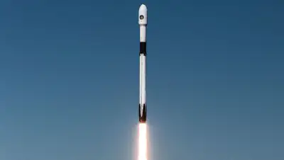 SpaceX запустила корабль с частным экипажем