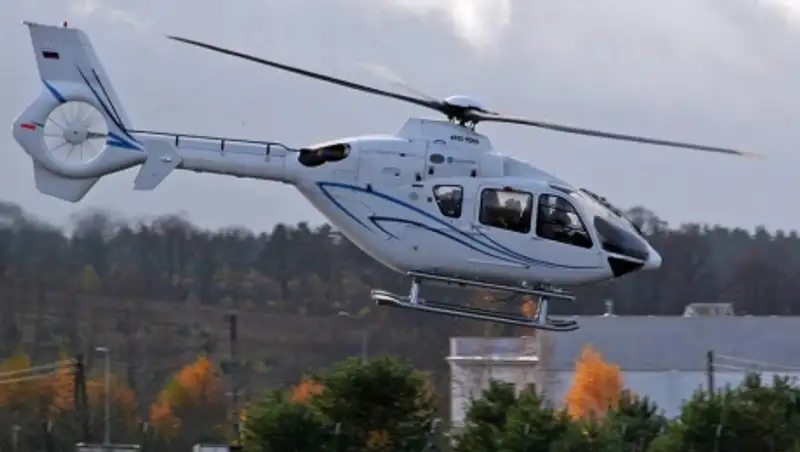 В Ленобласти РФ вертолет упал в озеро в 20 метрах от берега