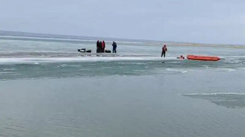 В Алматинской области 12 рыбаков застряли на отколовшейся льдине