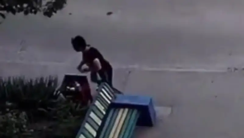 Полиция Алматы показала, как работают закладчики наркотиков