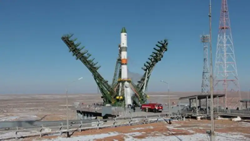 На Байконуре установили ракету с "самым быстрым" в истории "Прогрессом"