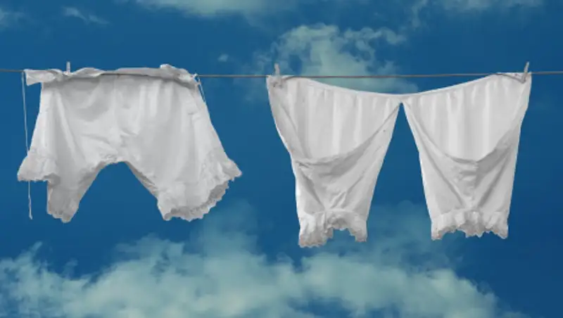 Парень выгнал девушку из дома за променад в нижнем белье перед родителями