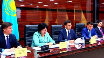 otyrar.kz, фото - Новости Zakon.kz от 15.04.2019 20:33