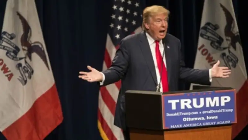 От Трампа требуют извинений перед выведенной с митинга протестующей