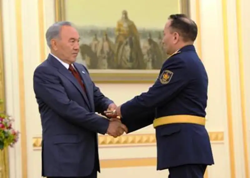 Президент Казахстана вручил генеральские погоны представителям Минобороны, КНБ, МЧС и СОП (фото) Президент Казахстана вручил генеральские погоны представителям Минобороны, КНБ, МЧС и СОП (фото), фото - Новости Zakon.kz от 07.05.2012 17:46