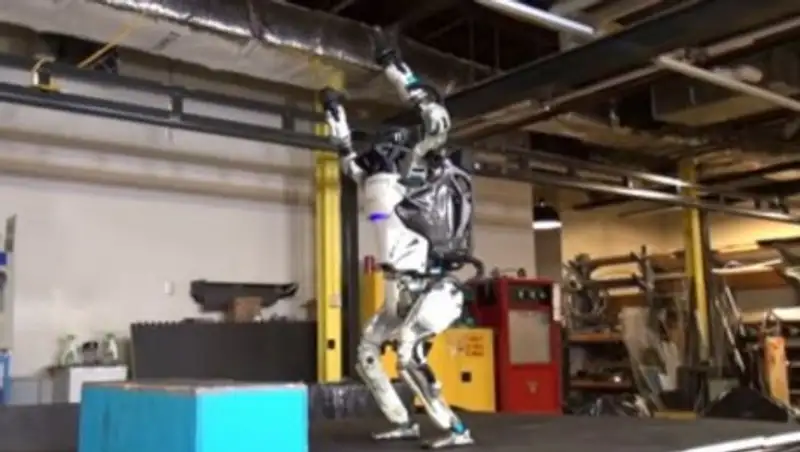 Робота научили делать сальто назад