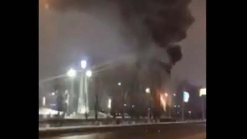 В Астане загорелась елка