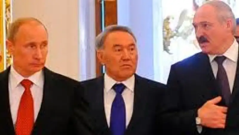 Путин и Лукашенко получили читательские билеты в библиотеке «Назарбаев центра» в Астане