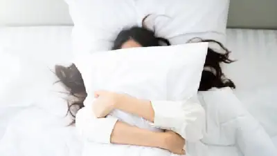 ночной кашель в подушку, фото - Новости Zakon.kz от 07.07.2022 12:00