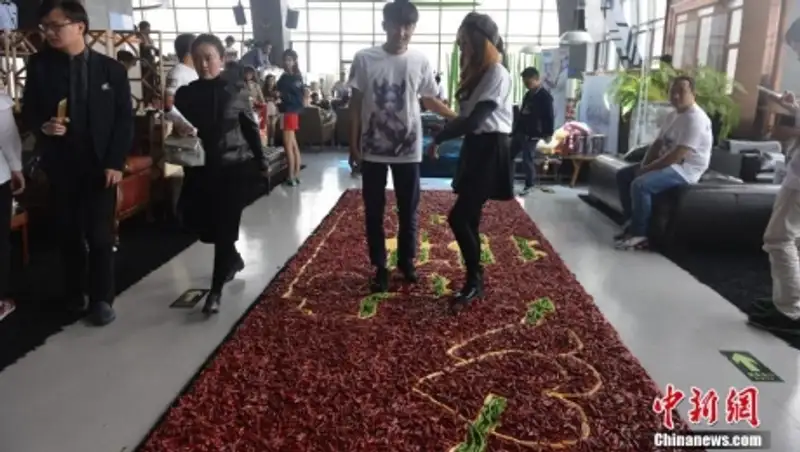 Китаец сделал своей девушке пикантное предложение на ковре из десятков тысяч перцев