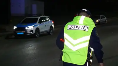 В Алматы драка пьяного водителя и полицейских попала на видео, фото - Новости Zakon.kz от 28.10.2022 13:51