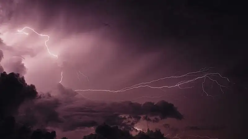 Ливни и град в двух городах Турции: дороги превратились в озеро