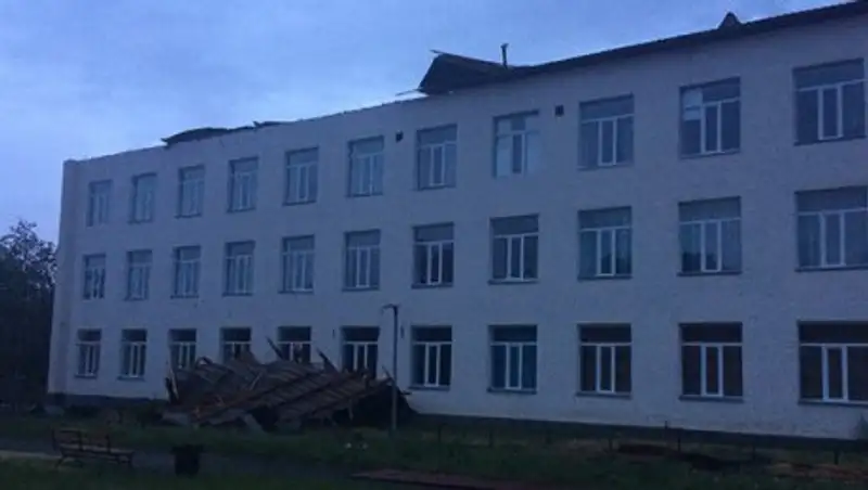 В Талдыкоргане начали восстановительные работы разрушенный ветром кровли школы №12