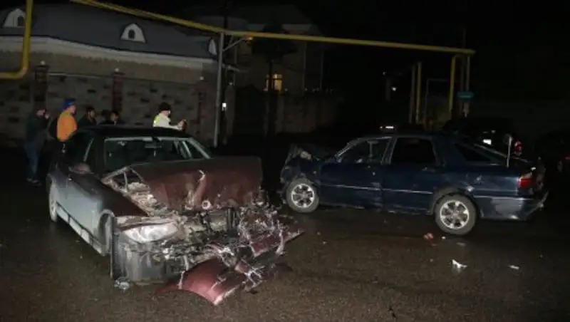 В Алматы "Мицубиси" и "БМВ" столкнулись лоб в лоб