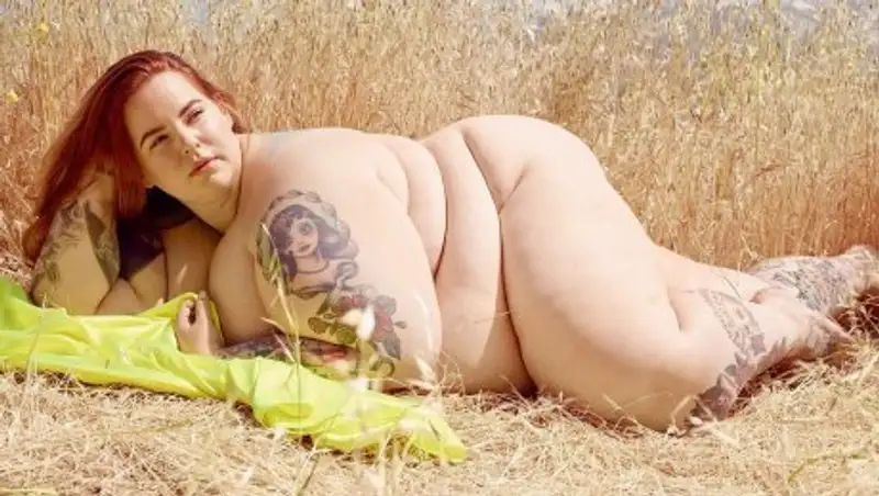 155-килограммовая модель обескуражила фанатов голым фото в ванной с маленьким сыном