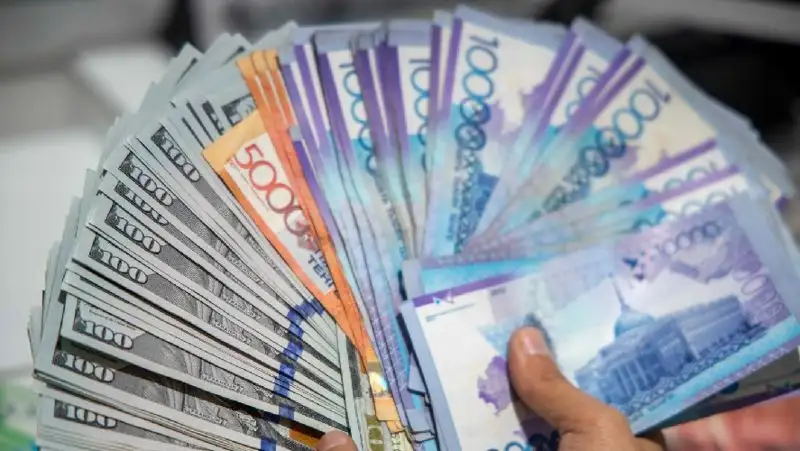 Доллар подешевел, а рубль подорожал к концу недели