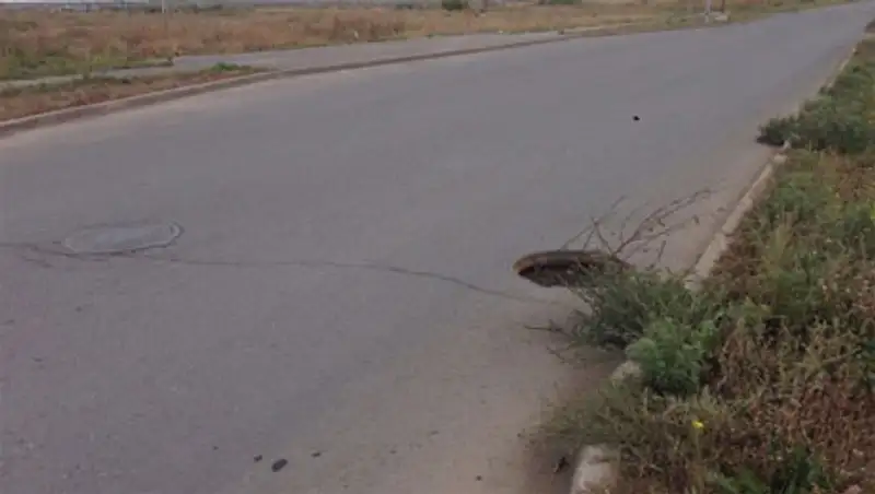 В Астане в ЖК "Интернациональный" пообещали закрыть люки как только появятся средства