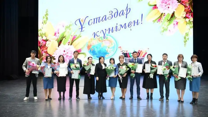 В ЗКО поздравили учителей с профессиональным праздником, фото - Новости Zakon.kz от 30.09.2022 21:06