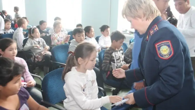 В Астане детям рассказали как быть заметнее на дороге в темное время суток