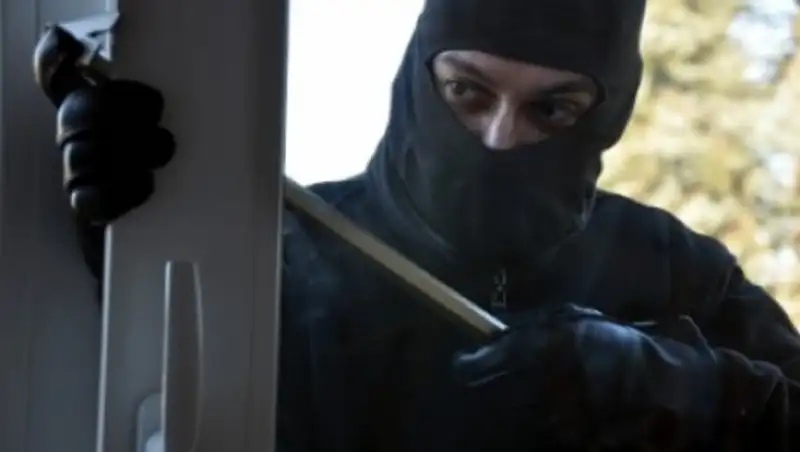 В Караганде задержали двух молодых людей, пытавшихся залезть в квартиру