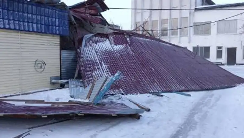 Отремонтированную в 2020 году крышу здания КТЖ сорвало ветром в Акмолинской области