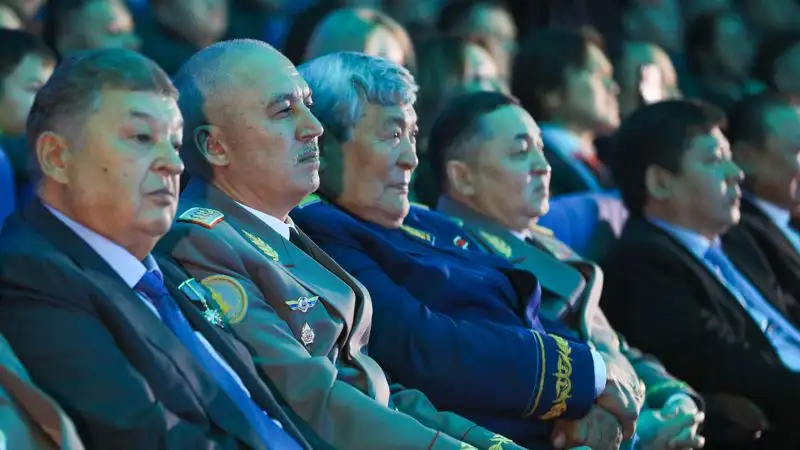 В честь Дня Республики министр обороны наградил отличившихся военнослужащих, фото - Новости Zakon.kz от 24.10.2023 21:26