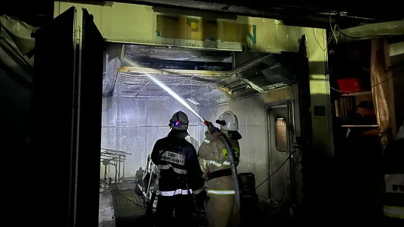 Пожар разгорелся в здании автосервиса в Алматы