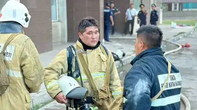 В МЧС показали, как спасатели тушили многоэтажное здание в Алматы