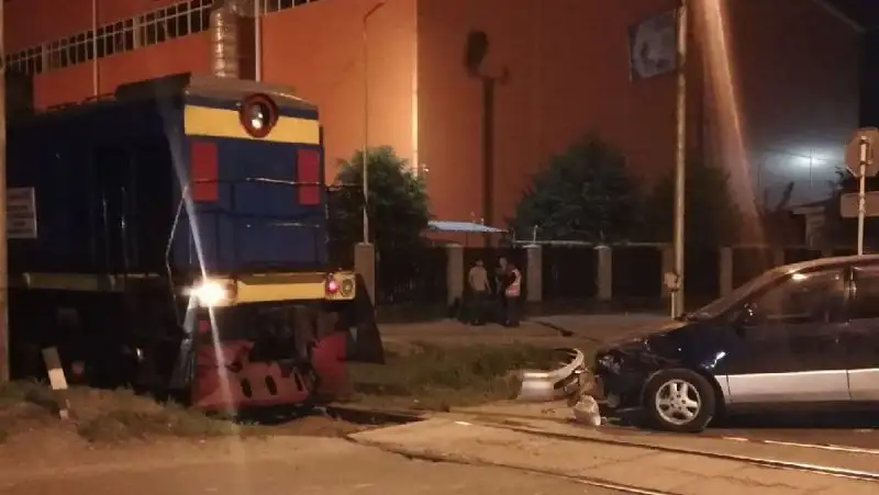 Локомотив столкнулся с автомобилем в Алматы