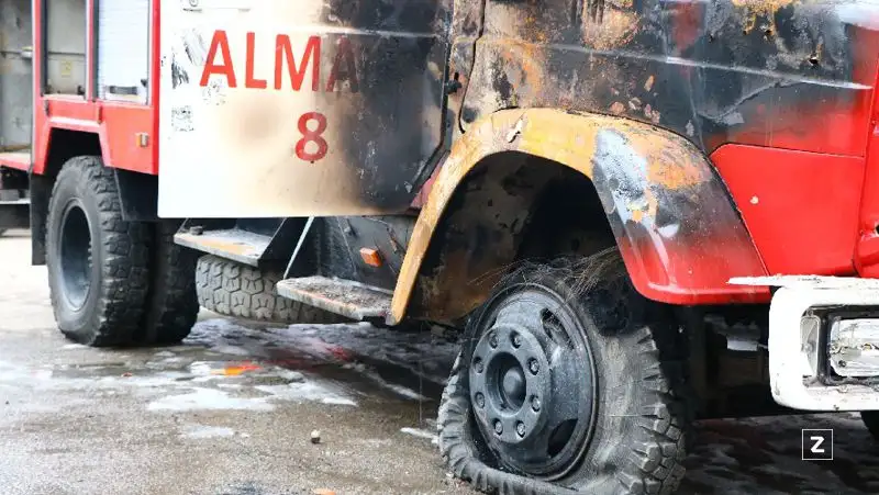 Пять пожарных автомобилей уничтожили во время беспорядков в Алматы
