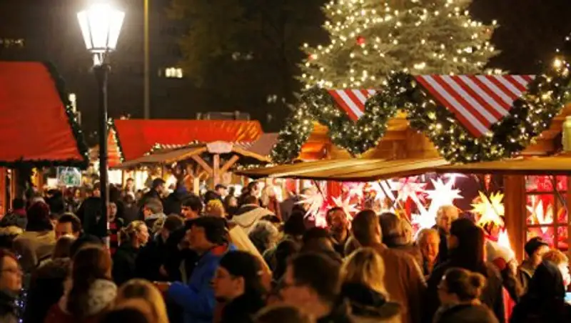 Грузовик въехал в толпу рядом с рождественским базаром в центре Берлина