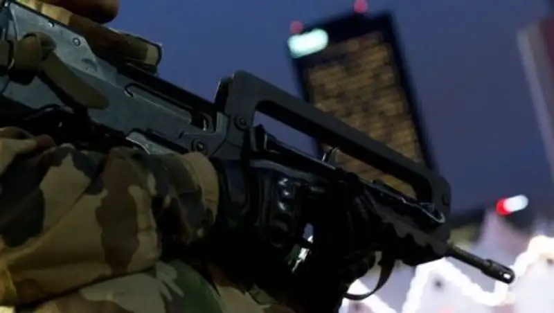 Во Франции неизвестные украли оружие у обедавших в "Макдоналдс" солдат