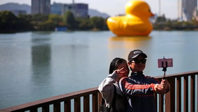 В Южной Корее запретили продавать штативы для селфи