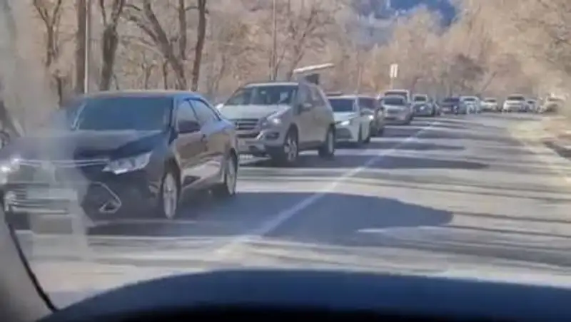 Огромные пробки образовались на дороге на Медеу