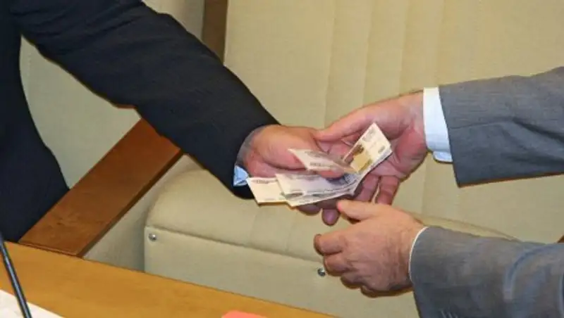 В ЮКО задержан чиновник за взятку