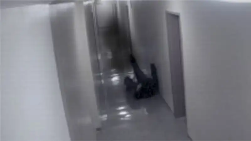 Камеры зафиксировали нападение призрака на человека