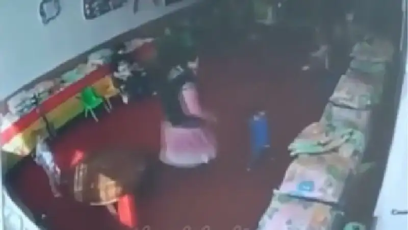 Воспитатель в Карагандинской области дала малышам подзатыльники и попала на видео