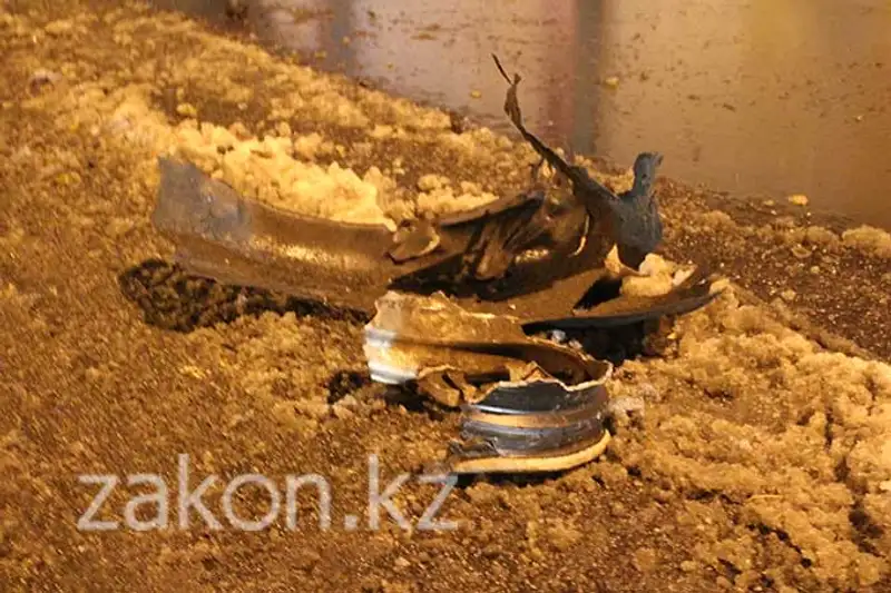 В Алматы Тойота «без водителя» врезалась в бетонное ограждение (фото) В Алматы Тойота «без водителя» врезалась в бетонное ограждение (фото), фото - Новости Zakon.kz от 21.11.2013 15:56