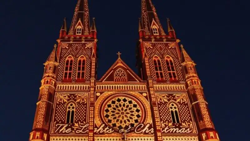 20 фотографий известных достопримечательностей, украшенных к новогодним праздникам