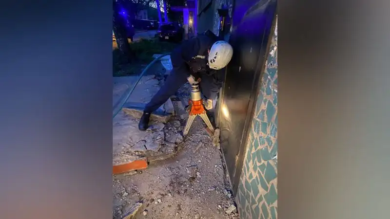 В Усть-Каменогорске автомобиль врезался в подъезд