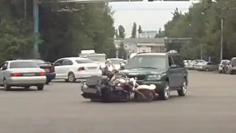 ДТП в Алматы с байкером попало на видео