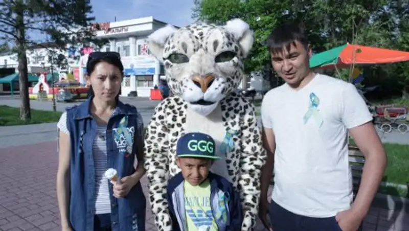 В Талдыкоргане снежный барс раздал жителям казахстанскую "Ленту Победы"